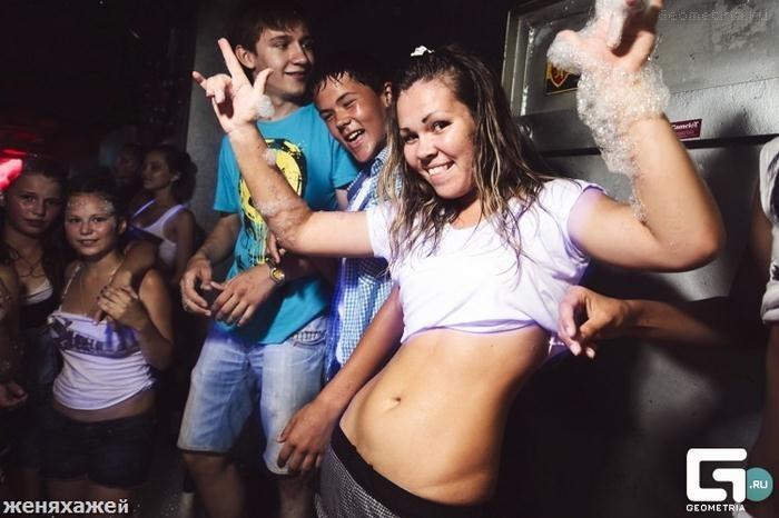 Работница ночного клуба разделась после закрытия заведения - порно фото