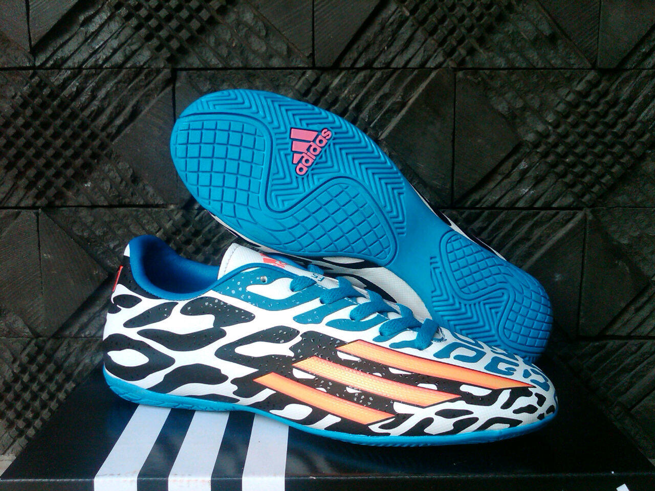 sepatu futsal adidas terbaru 2014