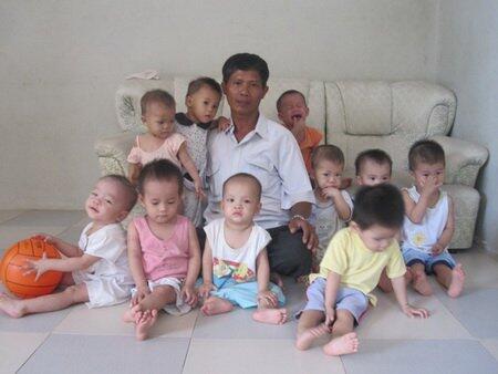 Pria Vietnam Memakamkan ribuan bayi aborsi & menyelamatkan ratusan jiwa anak