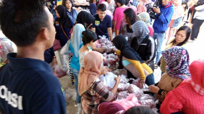 Warga Rebutan Beli Sembako Di Pasar Murah Bhayangkara Polda Babel KASKUS