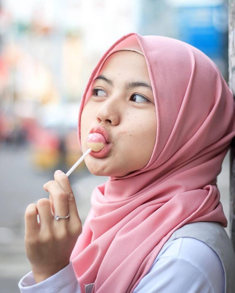 Indonesia hijab pink berkacamata nyepong