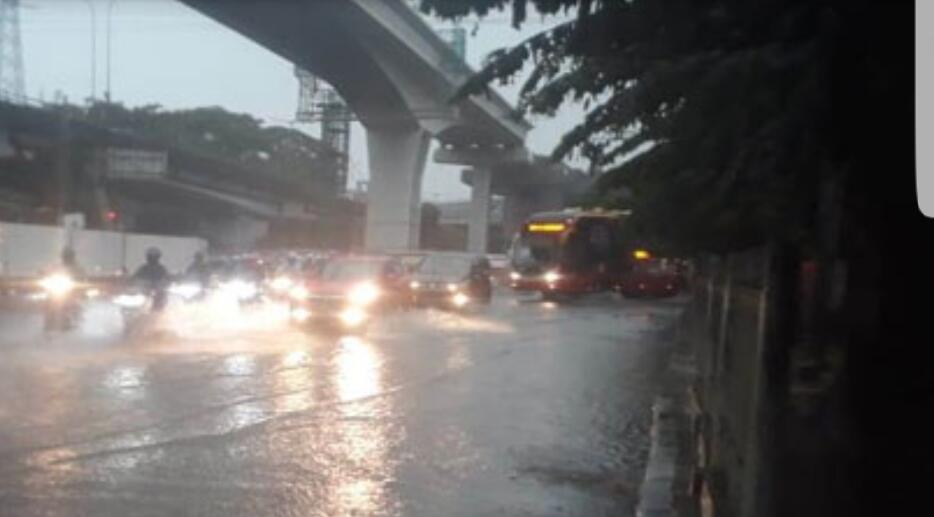 Hujan Deras Guyur Jakarta Ruas Jalanan Ibu Kota Tergenang Hingga 60cm