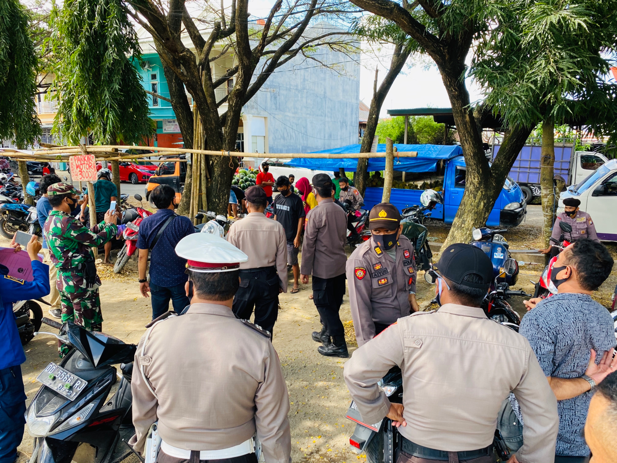 Kapolsek Panca Rijang Sosialisasi Penggunaan Masker Di Pasar Rappang