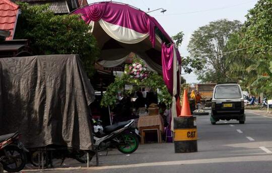 Resepsi Pernikahan di Jalan umum ? Menurut Agan ?