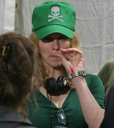 30 Aksi ngupil sosok kondang ini bikin geleng-geleng kepala