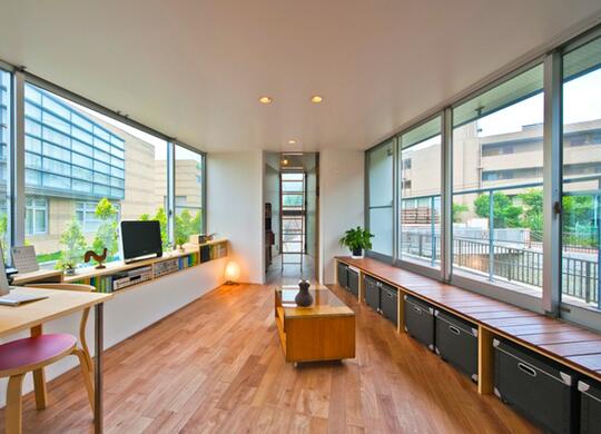 Rumah yang Kelihatan Kecil di Luar Ternyata Luas di  Dalam