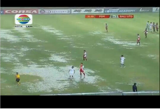 Begini nih STADION NO.1 KEBANGGAAN INDONESIA !!!  Sungguh miris sodara2.... #HADEEUHH