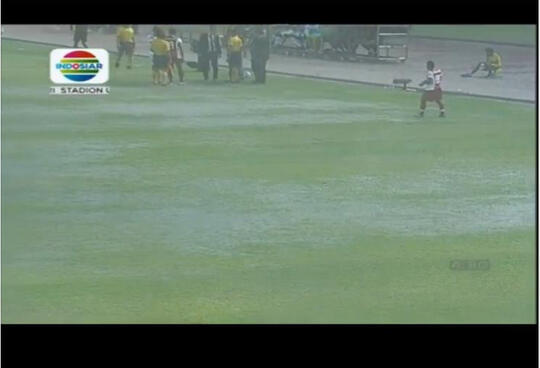 Begini nih STADION NO.1 KEBANGGAAN INDONESIA !!!  Sungguh miris sodara2.... #HADEEUHH