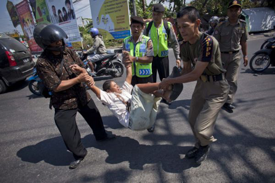 Gelandangan: Mafia Jalanan yang Mengais Belas Kasihan