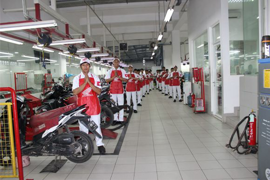 Agan Pilih Mana Antara Bengkel Resmi Atau Bengkel  Non-Resmi (Oom Road to Bengkel)
