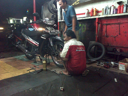 Agan Pilih Mana Antara Bengkel Resmi Atau Bengkel  Non-Resmi (Oom Road to Bengkel)