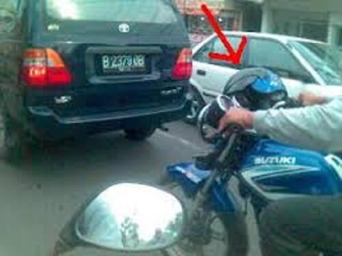  Inilah Fenomena Cara Memakai Helm Yang Berada  Disekitar Kita...