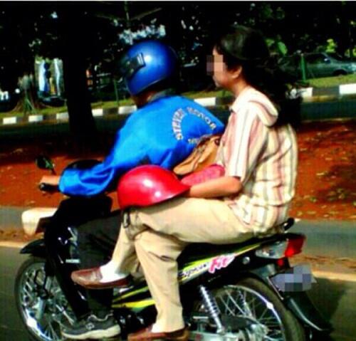  Inilah Fenomena Cara Memakai Helm Yang Berada  Disekitar Kita...
