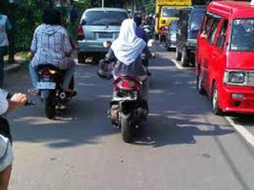  Inilah Fenomena Cara Memakai Helm Yang Berada  Disekitar Kita...