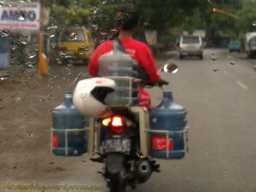  Inilah Fenomena Cara Memakai Helm Yang Berada  Disekitar Kita...