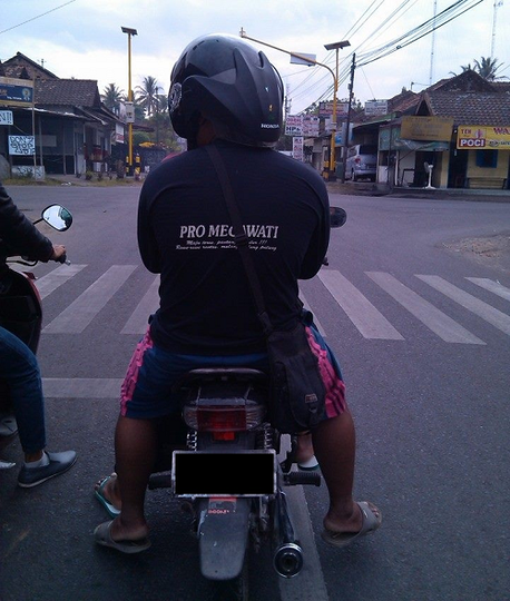  Inilah Fenomena Cara Memakai Helm Yang Berada  Disekitar Kita...