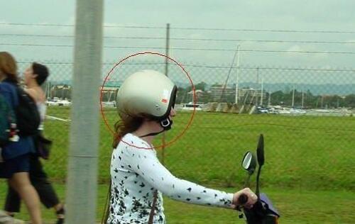  Inilah Fenomena Cara Memakai Helm Yang Berada  Disekitar Kita...