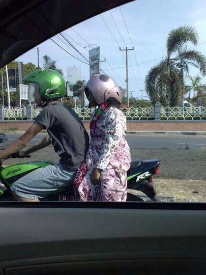  Inilah Fenomena Cara Memakai Helm Yang Berada  Disekitar Kita...