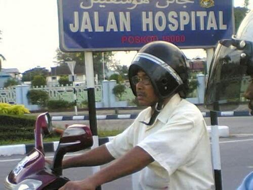  Inilah Fenomena Cara Memakai Helm Yang Berada  Disekitar Kita...