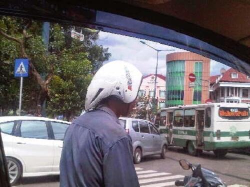  Inilah Fenomena Cara Memakai Helm Yang Berada  Disekitar Kita...