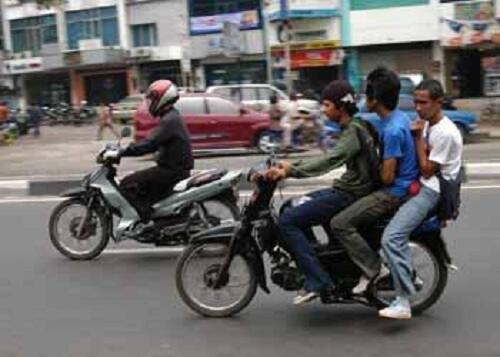  Inilah Fenomena Cara Memakai Helm Yang Berada  Disekitar Kita...