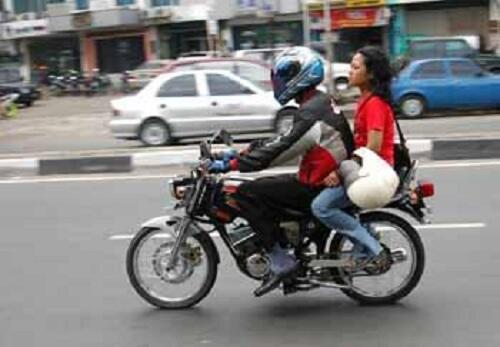  Inilah Fenomena Cara Memakai Helm Yang Berada  Disekitar Kita...