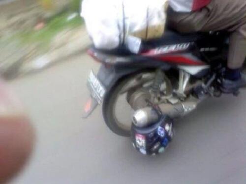  Inilah Fenomena Cara Memakai Helm Yang Berada  Disekitar Kita...