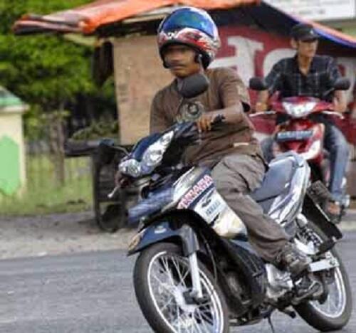  Inilah Fenomena Cara Memakai Helm Yang Berada  Disekitar Kita...