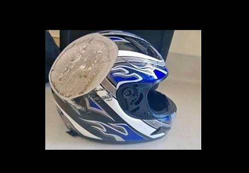  Inilah Fenomena Cara Memakai Helm Yang Berada  Disekitar Kita...