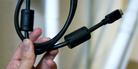 Silinder Hitam di Kabel Charger Laptop, Buat Apa?