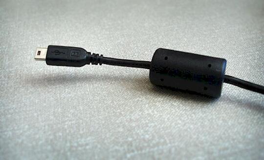 Silinder Hitam di Kabel Charger Laptop, Buat Apa?