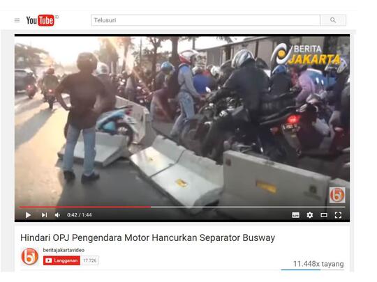 Hindari Razia, Para "Biker" Hancurkan  Separator Jalur Transjakarta
