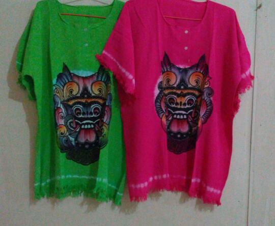 6 Kaus Sejuta Umat Ini Pasti Pernah Kamu Lihat, Di Lemarimu Ada Nggak?