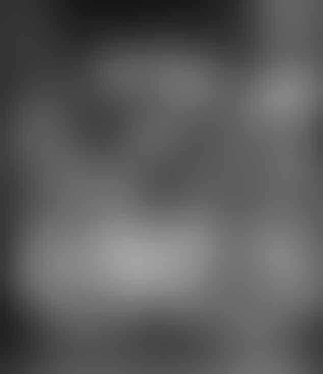 Ada penampakan hantu seram di foto ini, coba kamu temukan!