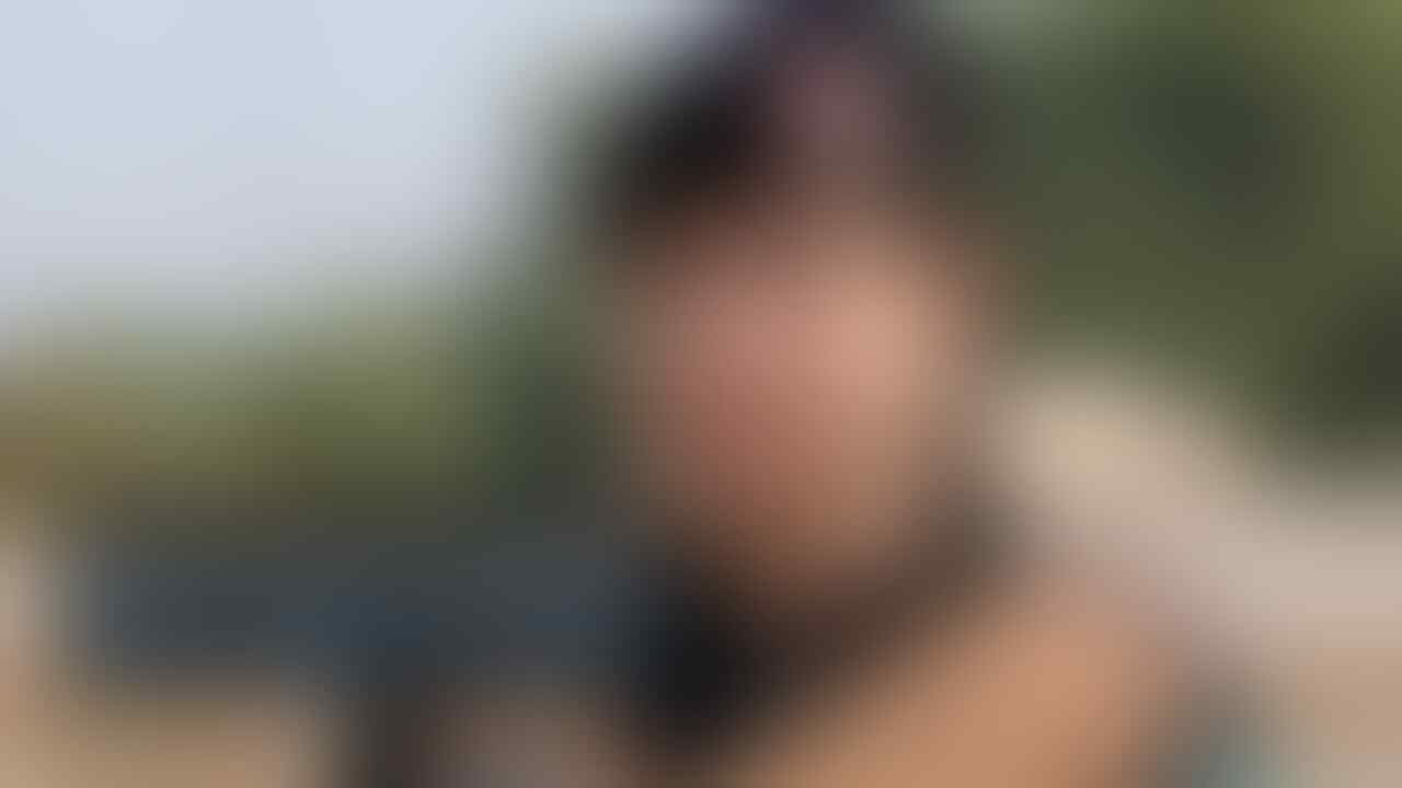 Cewek Cantik Ini Ternyata Penjinak Bom