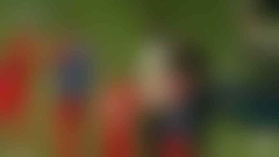 Kiper ini pura-pura cedera di tengah pertandingan agar bisa buka puasa