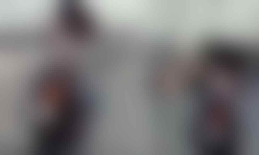 Bercumbu Mengendarai Motor, Sepasang Kekasih Ini Kena Denda