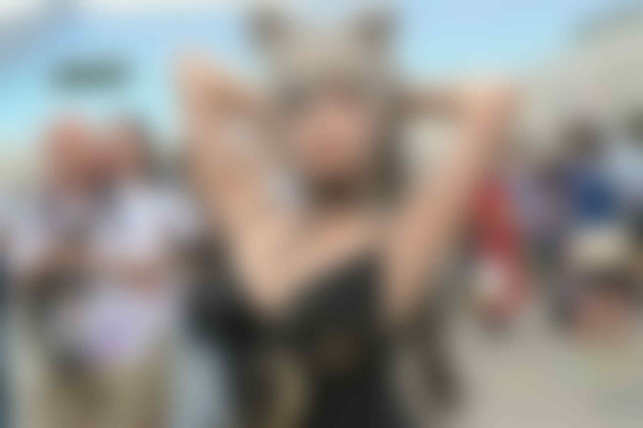 cowok cosplay jadi karakter cewek, apakah ini sama dengan banci?