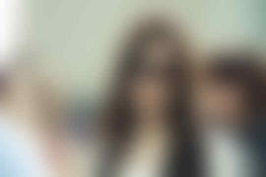 selebritis yang kelihatan cantik pake kaca mata