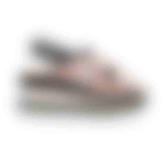 Ugly Sandal Sedang Trendi—dan Ini Cara Memakainya agar Lebih Cantik