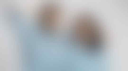 Bucin Bagi Seorang Istri, Salahkah?