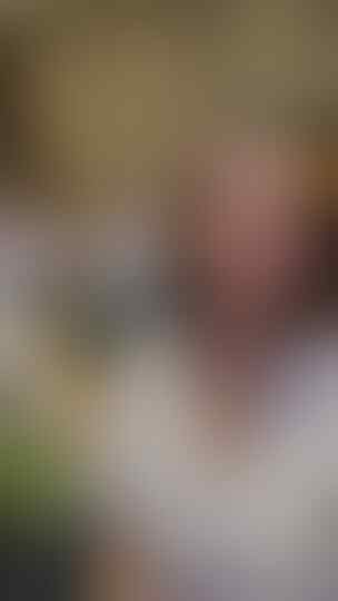 7 Potret Aura Kasih Pakai Seragam SMA