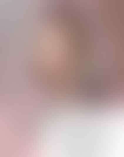 Grace Natalie Kenakan Kerudung pada Sebuah Spanduk ...