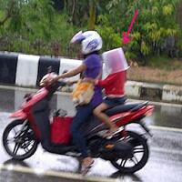 helm-keren-guys-kalo-gak-keren-lempar-bata-ke-ane-gan