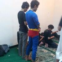 kocak-gan-superman-sholat-di-kampus-ane