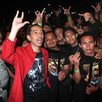 gaya-jokowi-nonton-konser-metal-keren-kaos-lamb-of-god--baju-kotak2-ga-dikancing