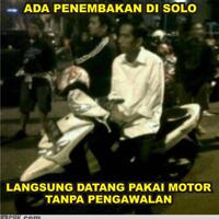 yuke-pas-band-pake-kotak-kotak-jokowi-gan