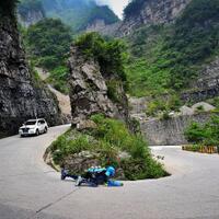 inilah-si-penaklukan-gunung-1000-kaki-tubuh-dilengkapi-dengan-31-roda-skateboard