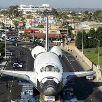 pesawat-ruang-angkasa-endeavour-berjalan-melintasi-jalan-raya-california