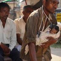 pria-ini-menarik-becak-sambil-menggendong-bayi